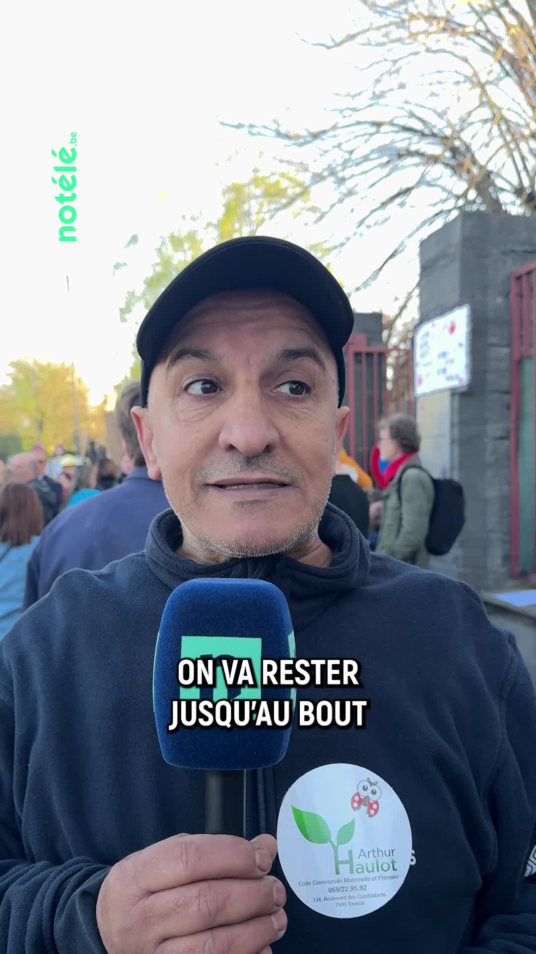 Parents\u002c enfants et personnel enseignant manifestent contre la fermeture de l\u0027école Arthur Haulot