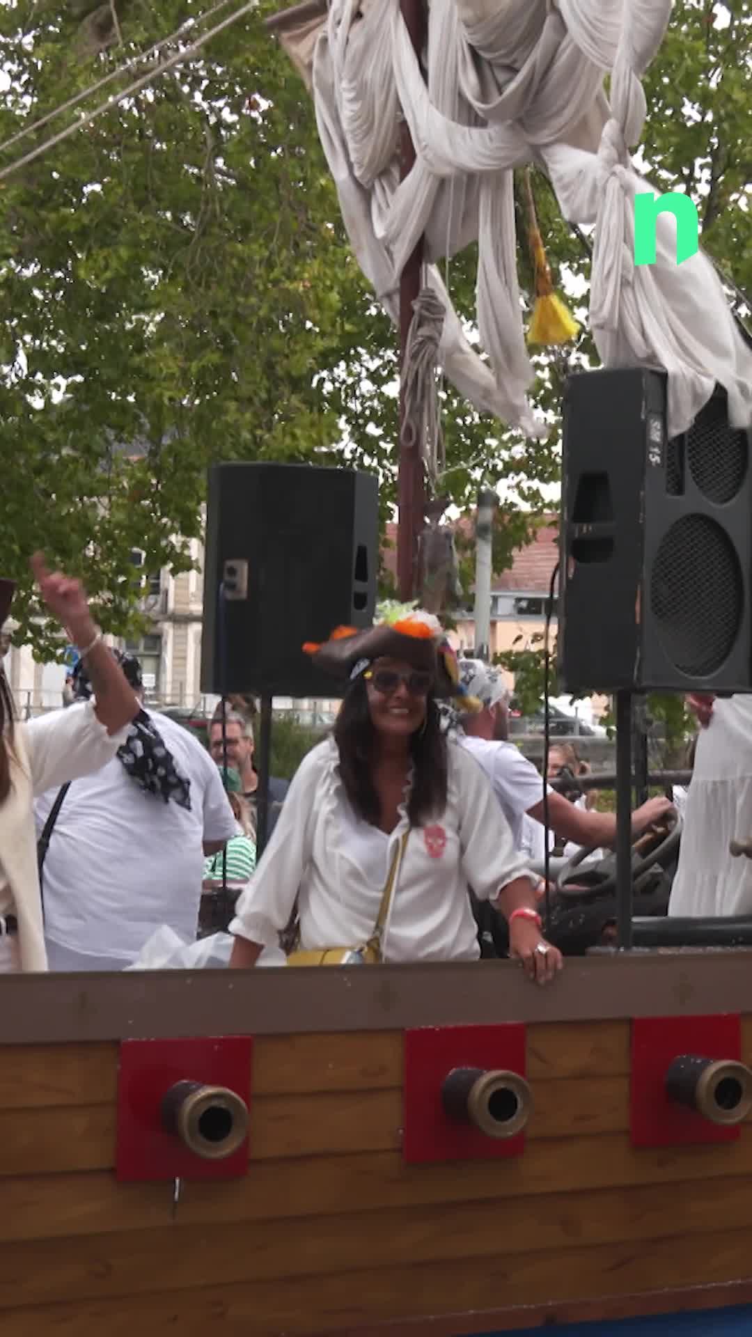 Après onze ans d\u0027absence\u002c le carnaval d\u0027été a fait son grand retour à Tournai. Confréries et chars ont animé les rues ! 🎊🎉