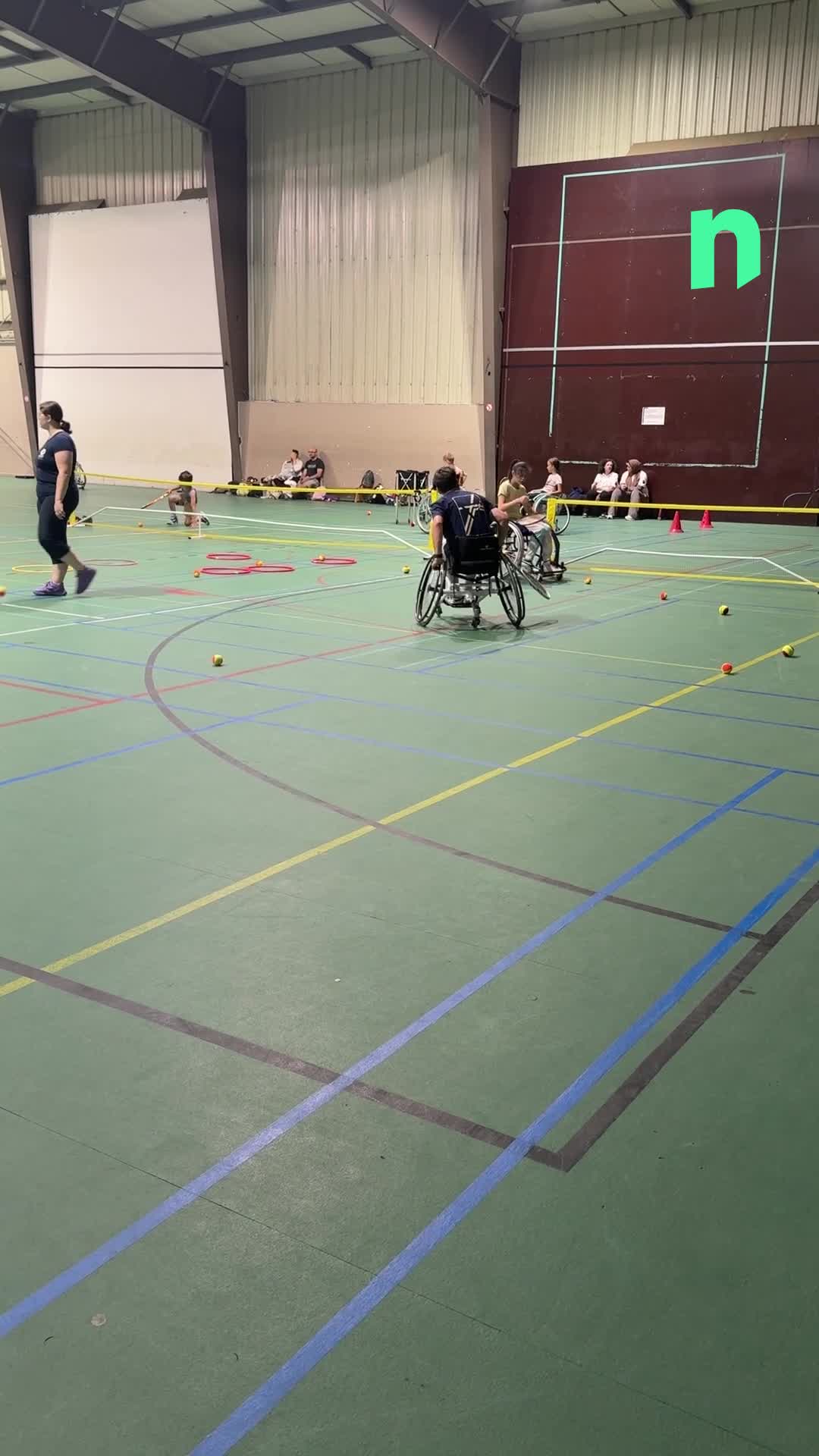 Depuis ce mercredi\u002c le tournoi de tennis en fauteuil a démarré à Enghien 🎾 Les enfants\u002c valides ou non\u002c ont d\u0027ailleurs pu se tester au handisport 👧👨‍🦽