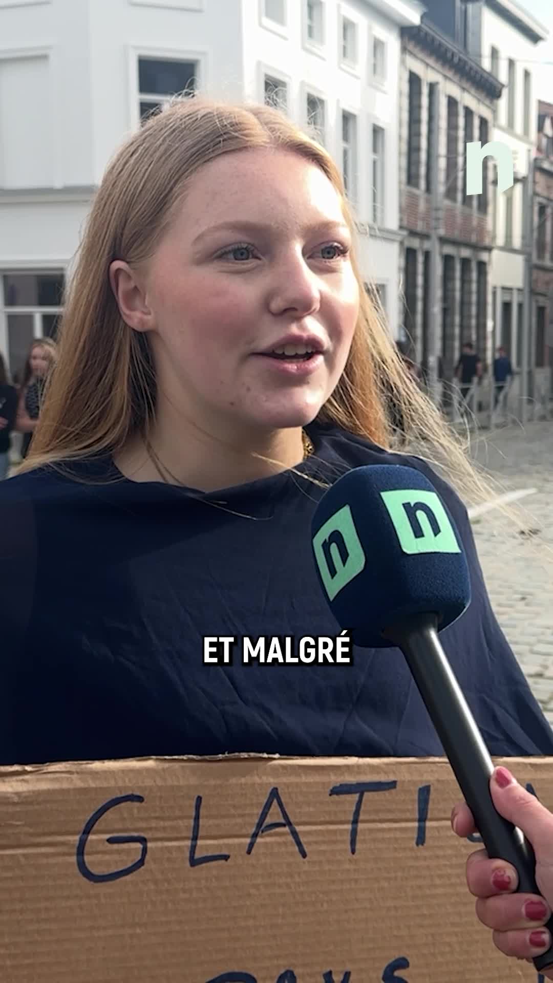 Environ 300 élèves du secondaire ont manifesté à Tournai pour soutenir leurs profs face à la réforme de l\u0027enseignement du gouvernement de la Fédaration Wallonie-Bruxelles.