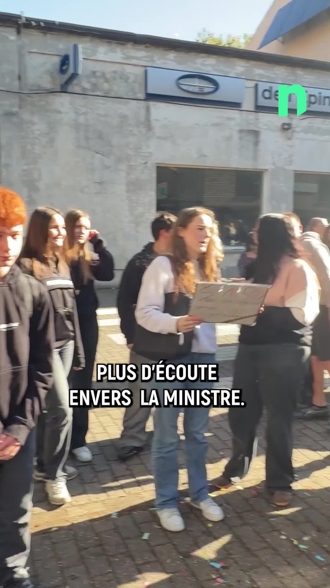 A Leuze\u002c les élèves de différentes écoles se sont retrouvés pour manifester contre le décret-programme de l\u0027enseignement