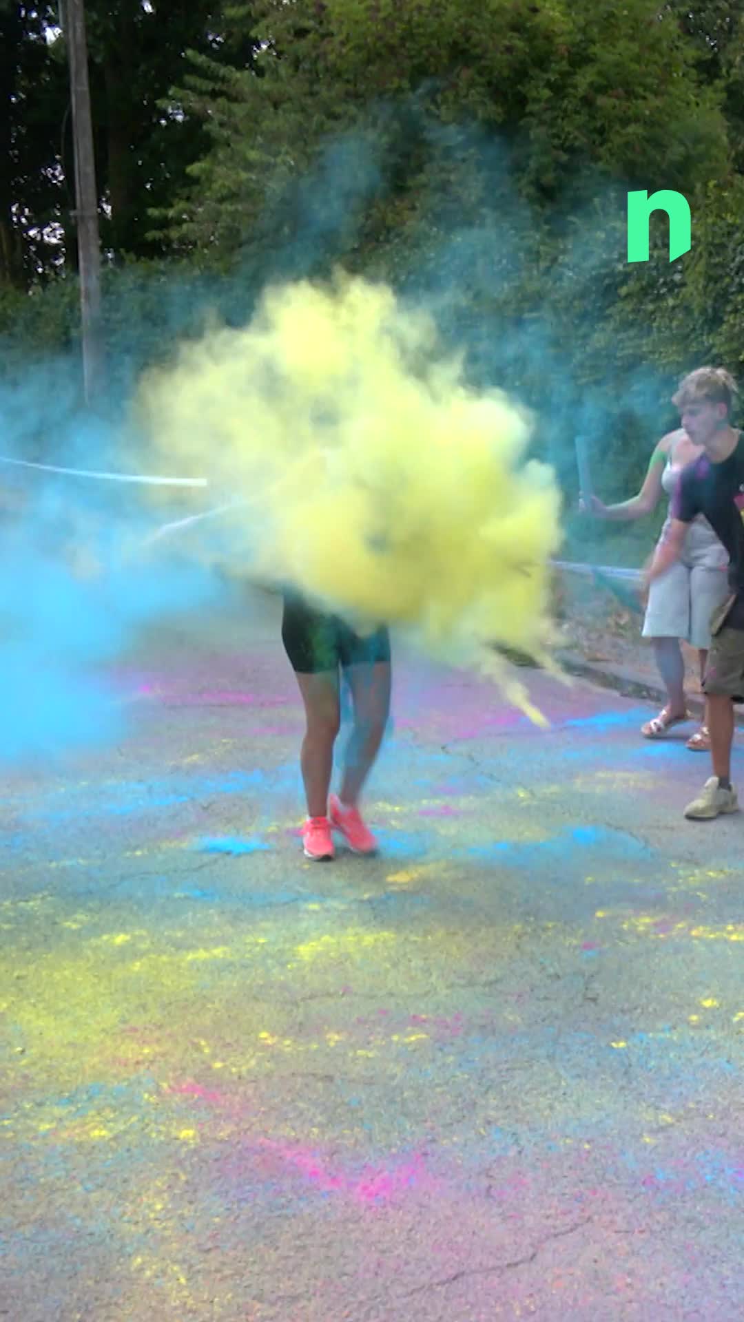 De la course et des couleurs 🌈 Les Géants Chièvrois ont organisé leur toute première Run Color ! Au programme\u002c un circuit de 5 kilomètres\u002c mais surtout de la poudre colorée aspergée sur les t-shirts blancs des participants.