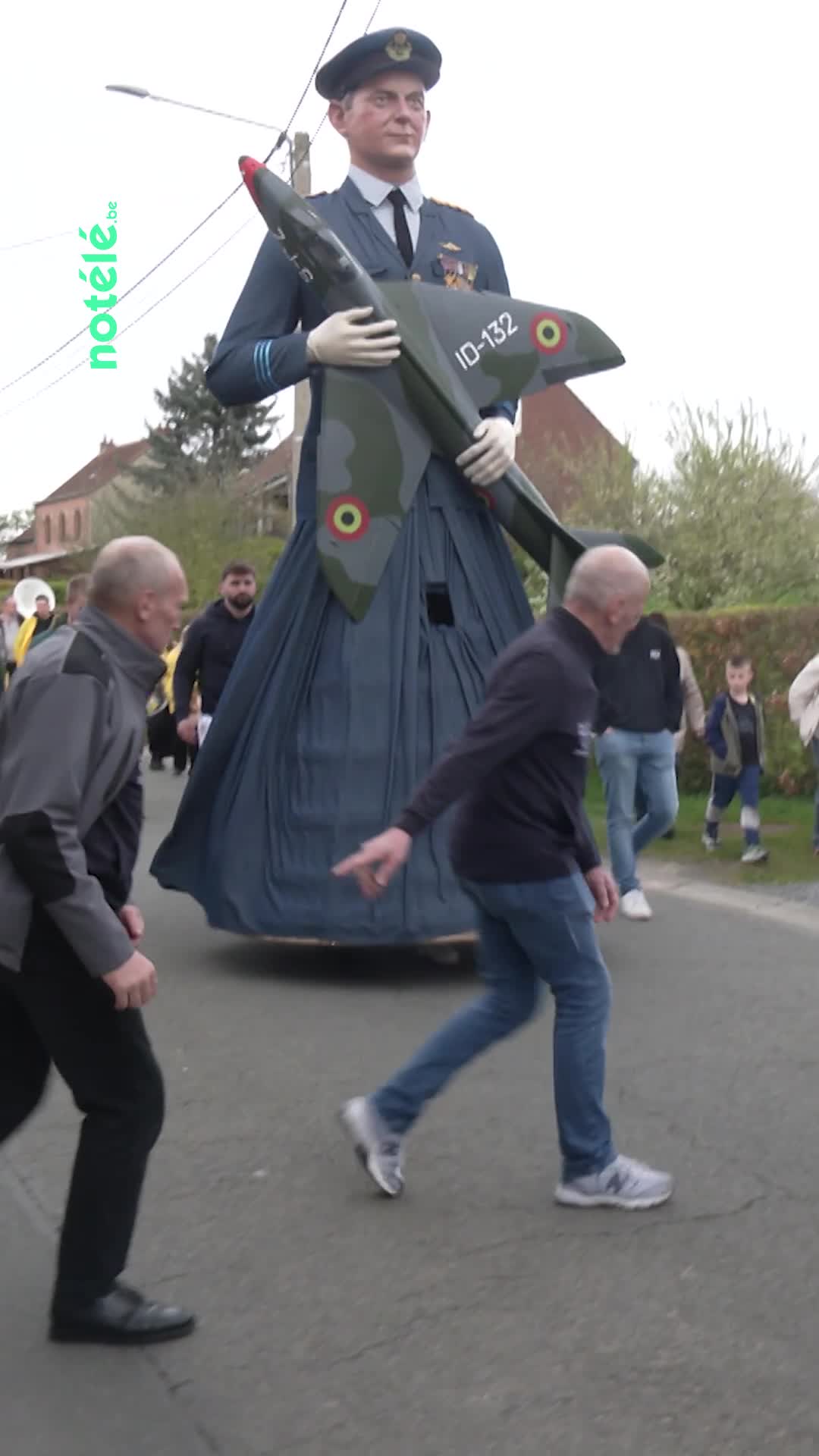 Il y a un an\u002c il prenait son envol ! Le géant Bob Corbeel fêtait son premier anniversaire ce samedi lors d’un grand cortège à travers Chièvres. 🎂✈️