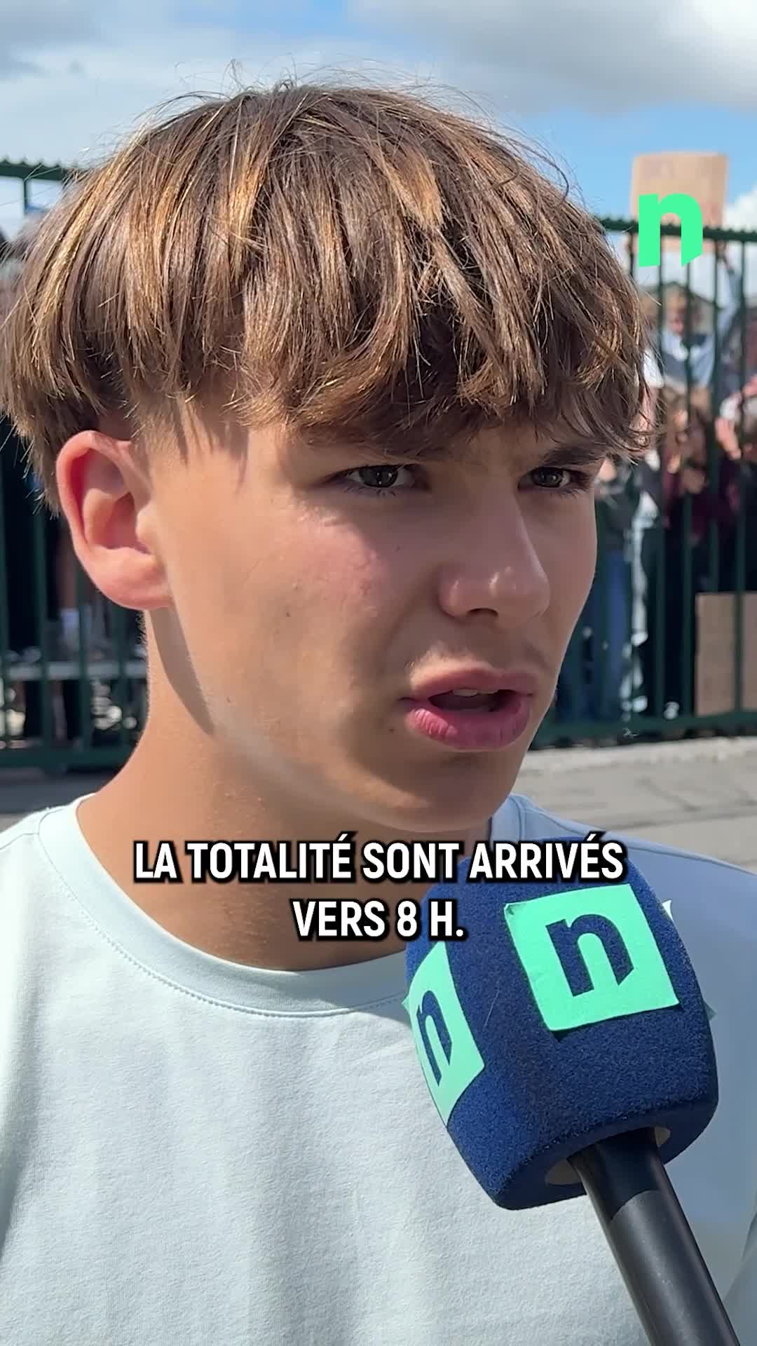 Les élèves de l\u0027Institut Saint-Charles de Péruwelz ont bloqué l\u0027accès à leur école. Une action pour soutenir leurs professeurs suite au vote du décret-programme 2 par le Parlement de la Fédération Wallonie-Bruxelles.