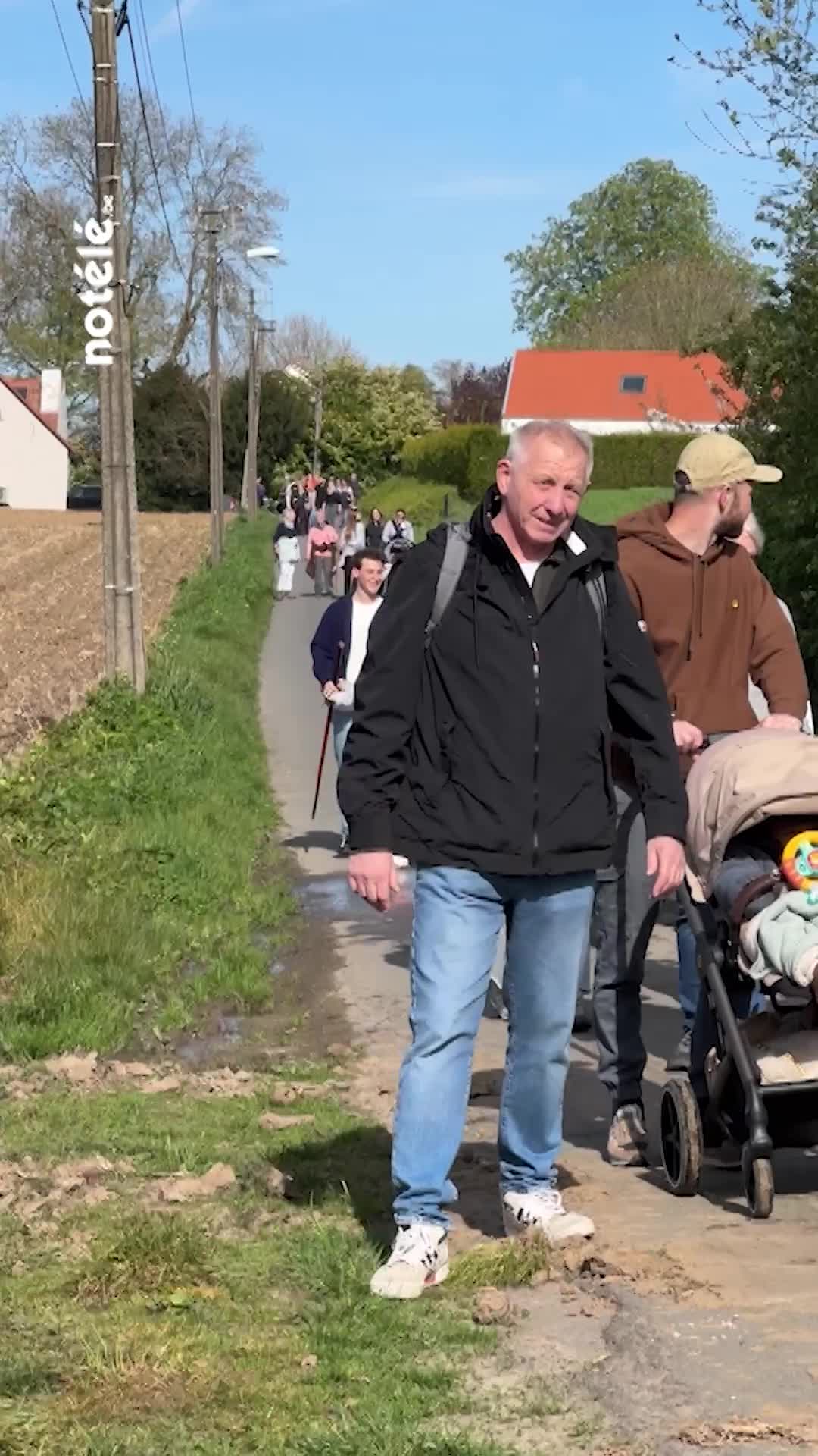 Plusieurs milliers de personnes à l\u0027occasion de la trentième marche à bâton au Mont-Saint-Aubert