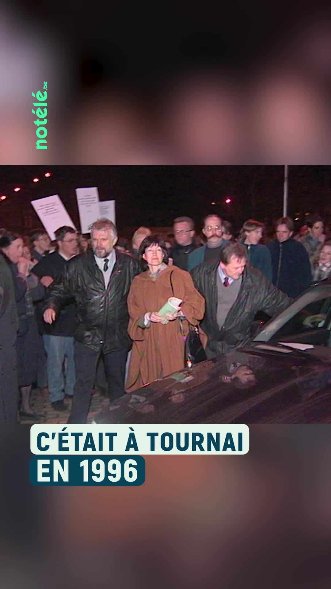 📼En 1996\u002c en pleine réforme de l\u0027enseignement\u002c la ministre PS Laurette Onkelinx était accueillie par une foule en colère à Tournai alors qu\u0027elle venait participer à une émission de notélé.