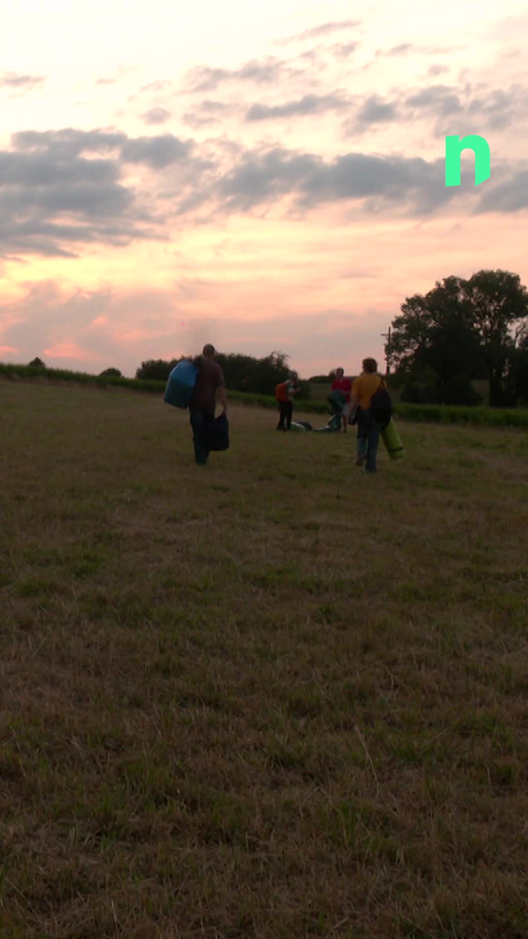 Dormir à la belle étoile dans une prairie\u002c cela vous tente ?  Ils sont nombreux à avoir relevé le défi du côté de la chèvrerie de la Croix de la Grise à Havinnes\u002c dans un moment de complète communion avec la nature.