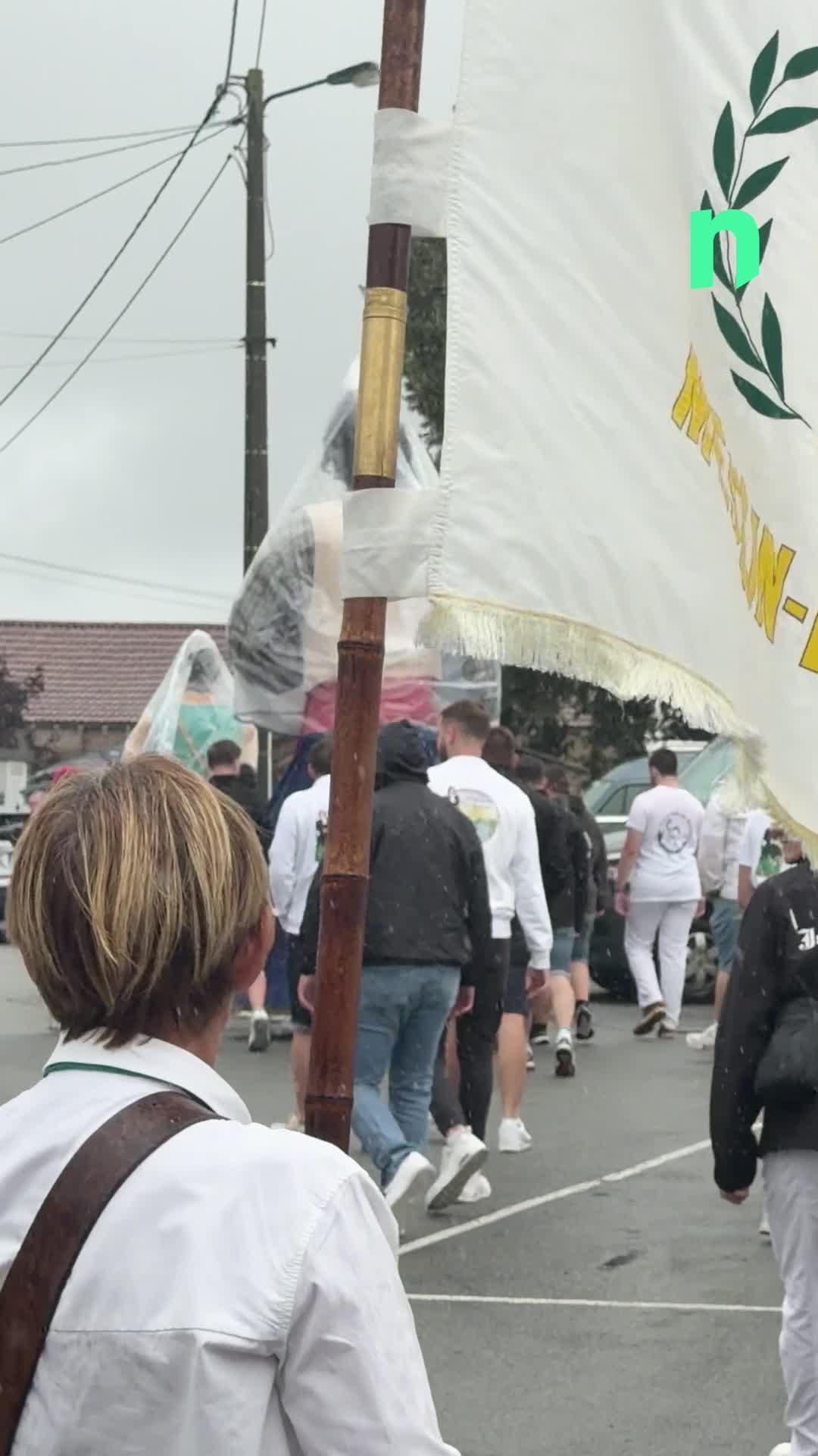 La pluie n\u0027a pas réussi à gâcher le cortège du Trieu\u002c les géants avaient mis leur capuche pour sortir dans les rues de Wannebecq 🌧