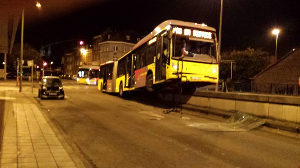 Un bus en fâcheuse posture