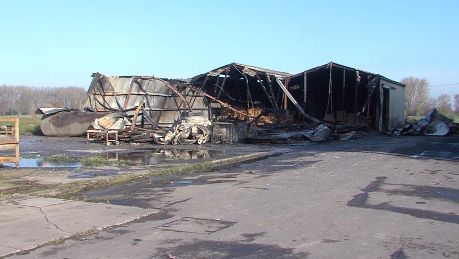 Un hangar détruit par le feu à Warcoing