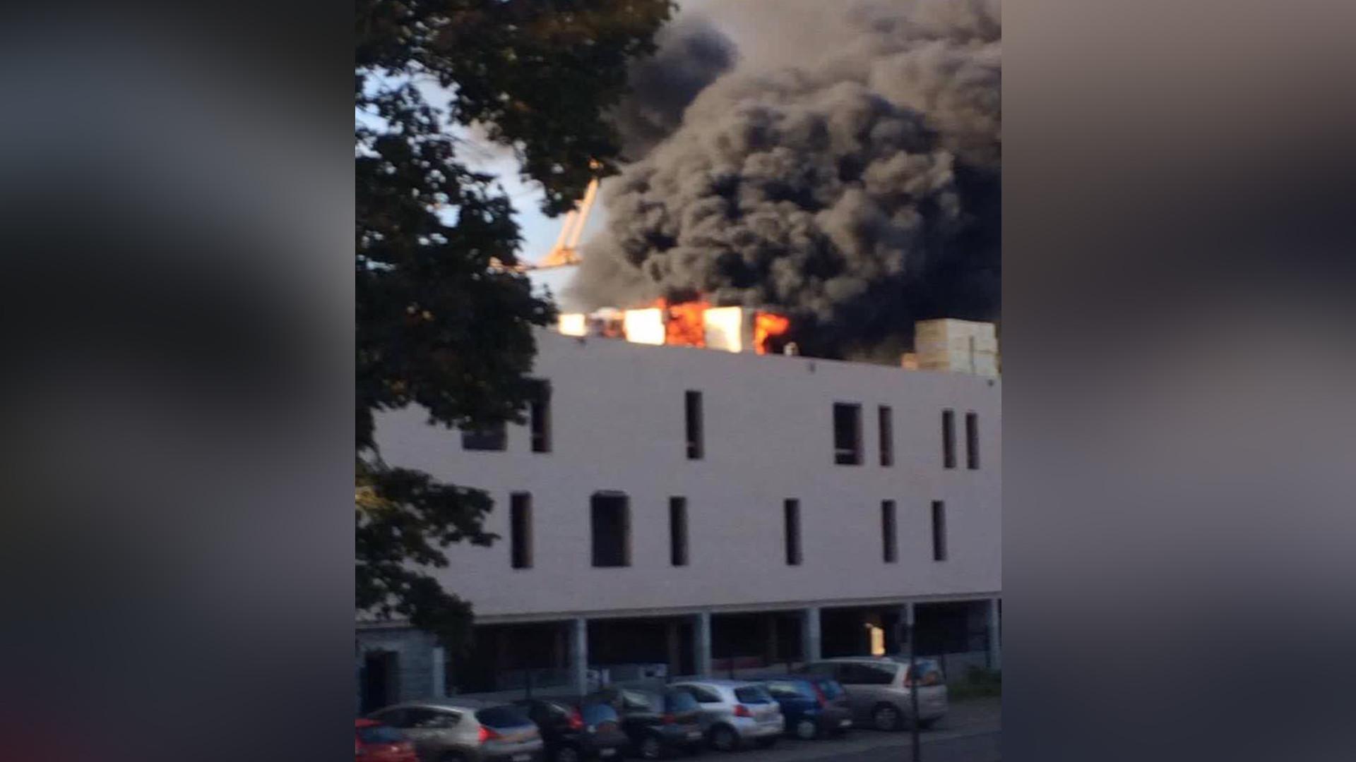 Incendie dans un bâtiment en construction