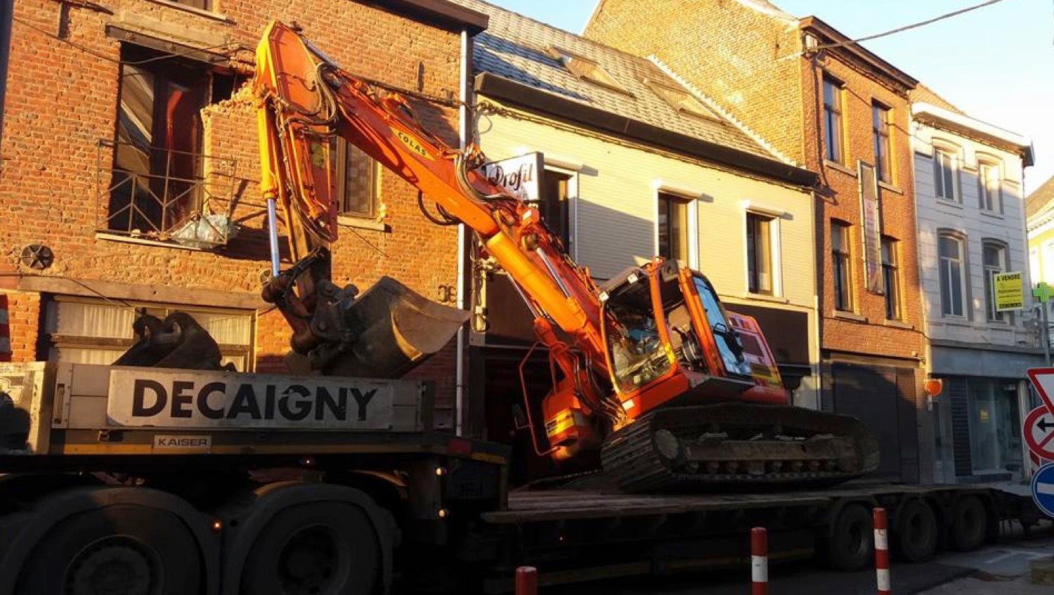 Une grue déséquilibrée emboutit une façade