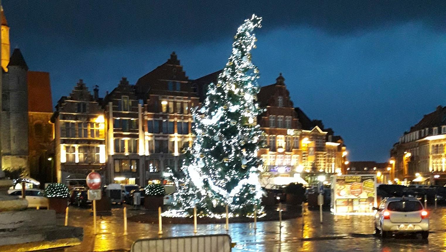 Les ouvriers interviennent pour redresser le sapin de la Grand-place 