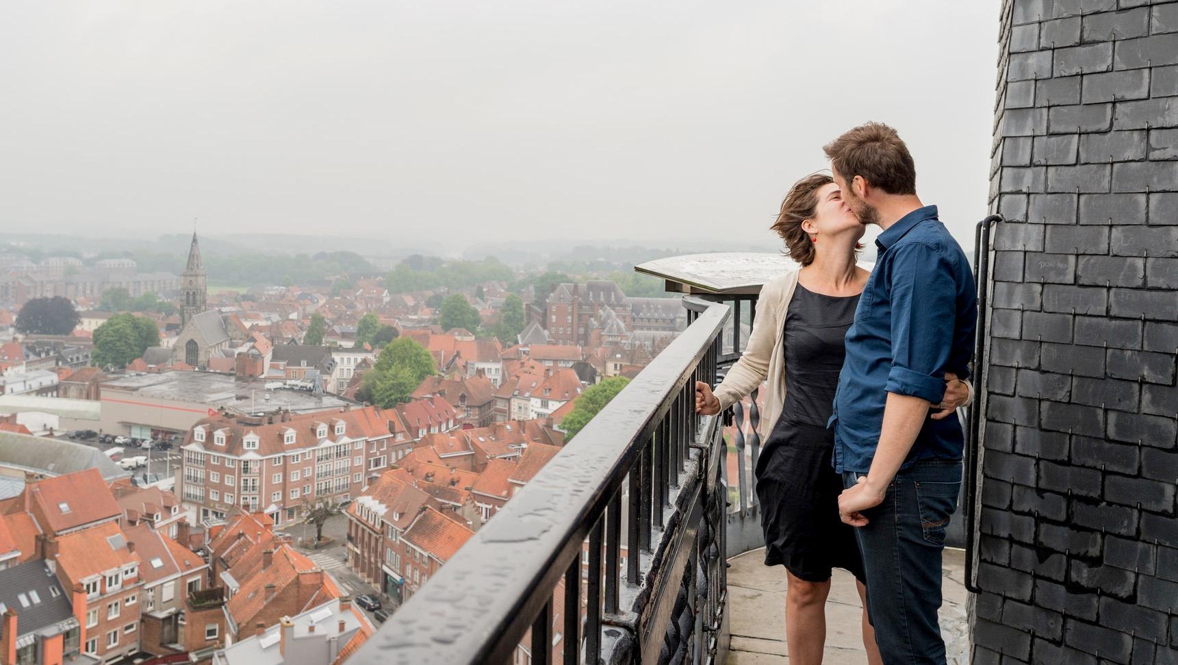Embrassez-vous au sommet du beffroi de Tournai