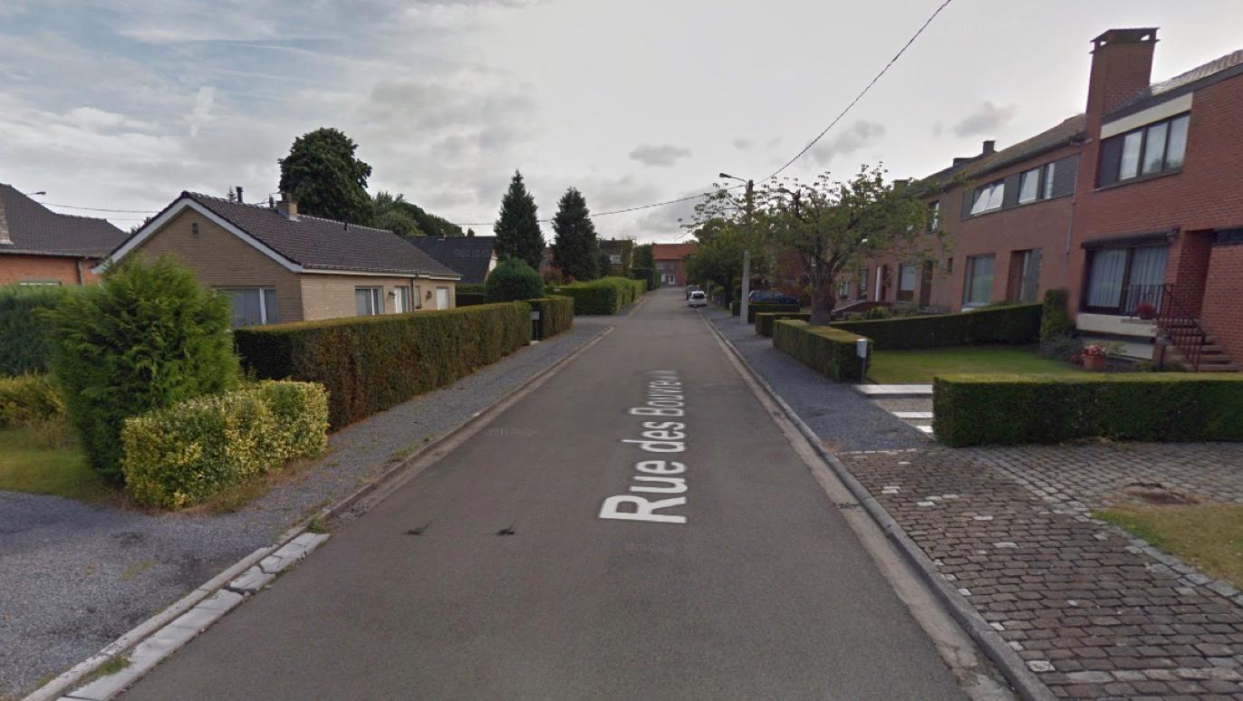 Deux individus pénètrent dans une maison et agressent une mère et son fils