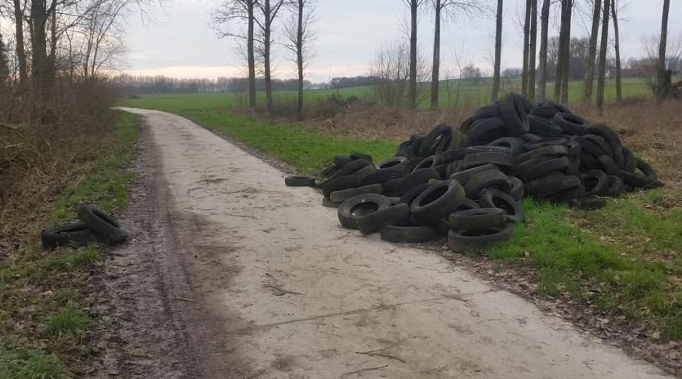 Dépôt sauvage de pneus le long d’un sentier à Anvaing