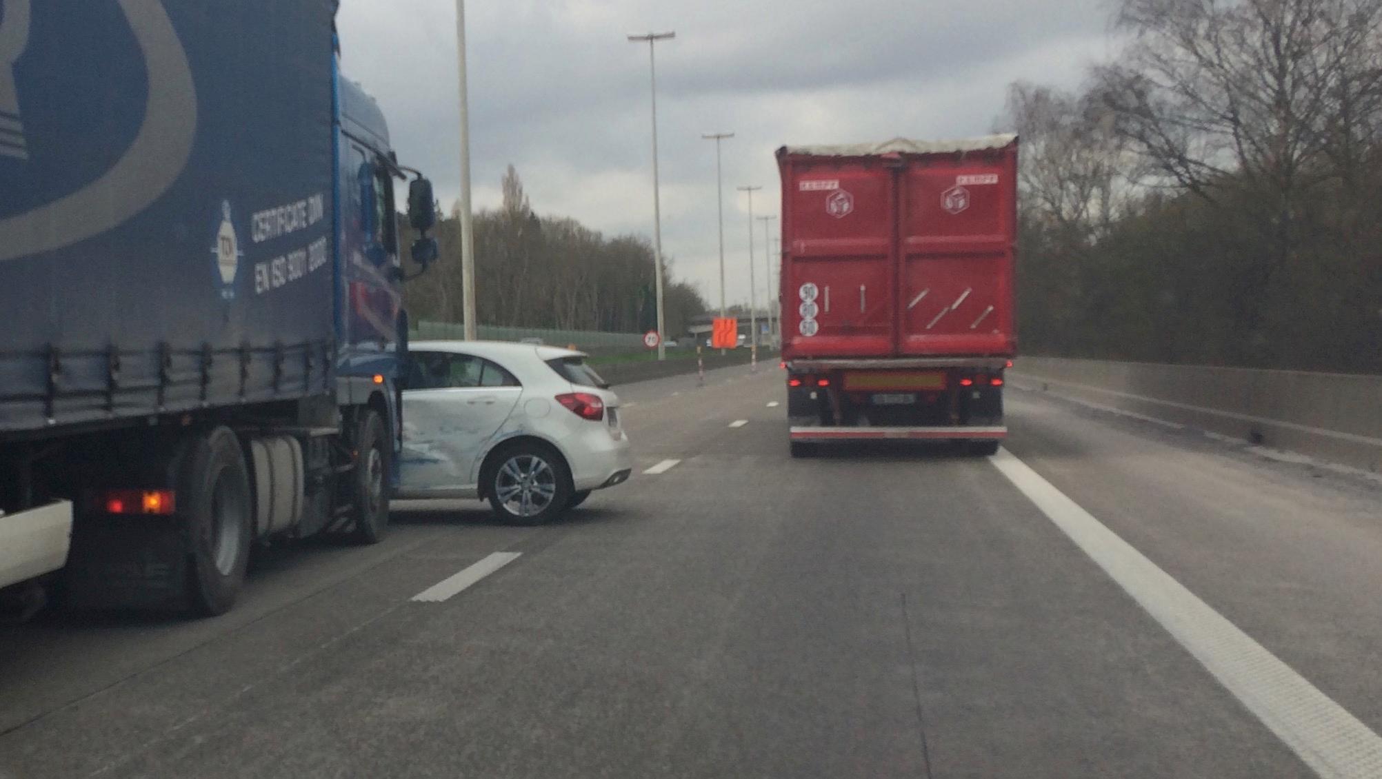 Accident sur le tronçon A8/E42 : Un camion emboutit une voiture française