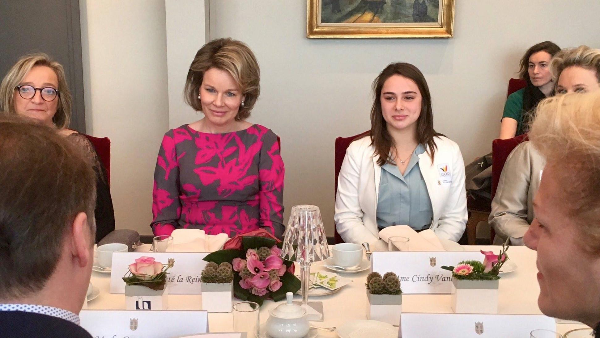 Cindy Vandenhole et Fanny Lecluyse aux côtés de la reine Mathilde