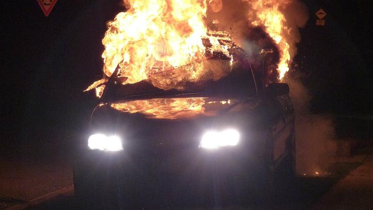 Trois véhicules incendiés à Mouscron