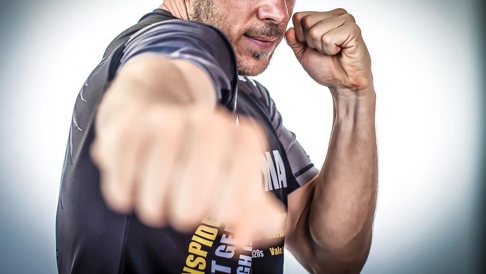 Armé, il agresse un ancien boxeur… Il n’aurait pas dû !