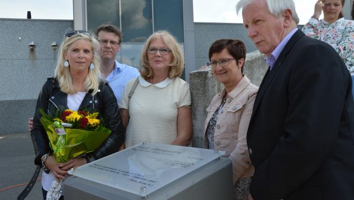 Une plaque commémorative en l'honneur de Régis Ghesquière