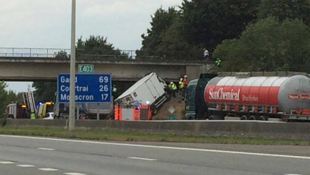 Accident sur l’A17 Tournai-Mouscron : un camion se retrouve en fâcheuse posture