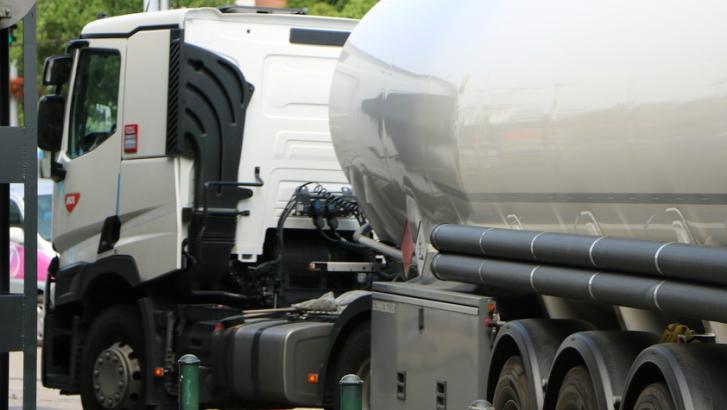 Un camion-citerne a perdu son mazout sur la E42 à Vaulx