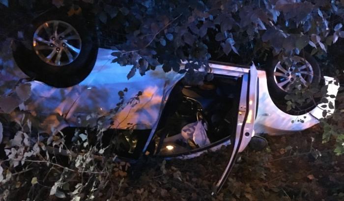 Une voiture sur le toit à la chaussée de Bruxelles