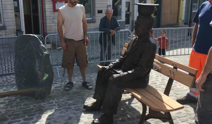 La statue de Magritte installée puis cachée