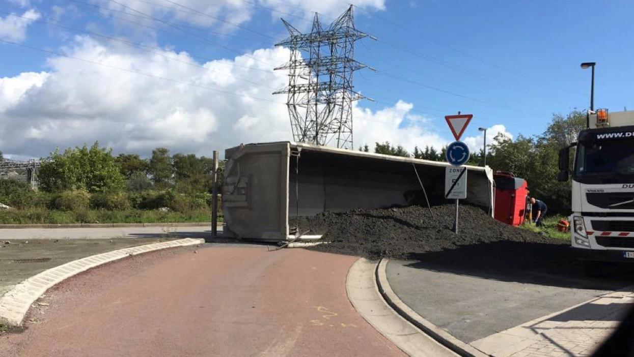 Un camion renversé au rond-point de la N500 à Antoing