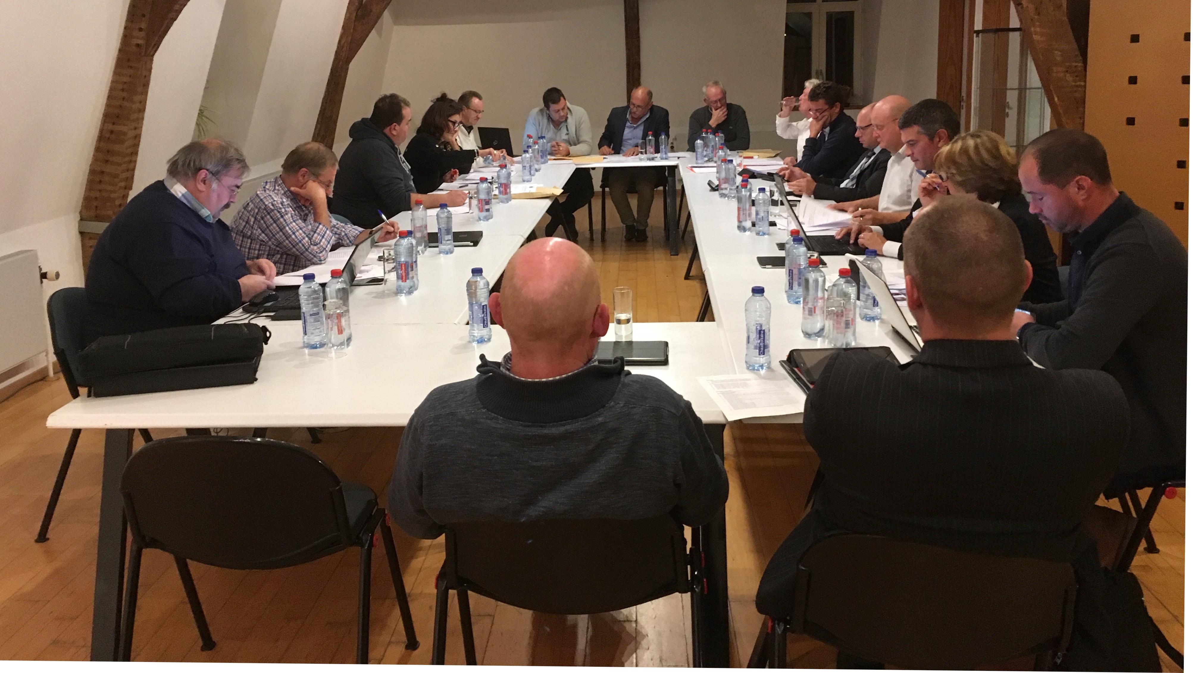 Conseil communal de Silly : un sentier, des lampes et des pavés