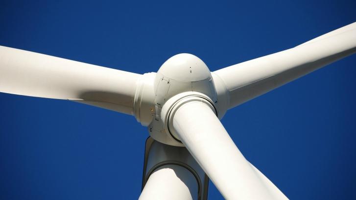 Une éolienne installée sur l'aire d'autoroute Nandy Gennotte 
