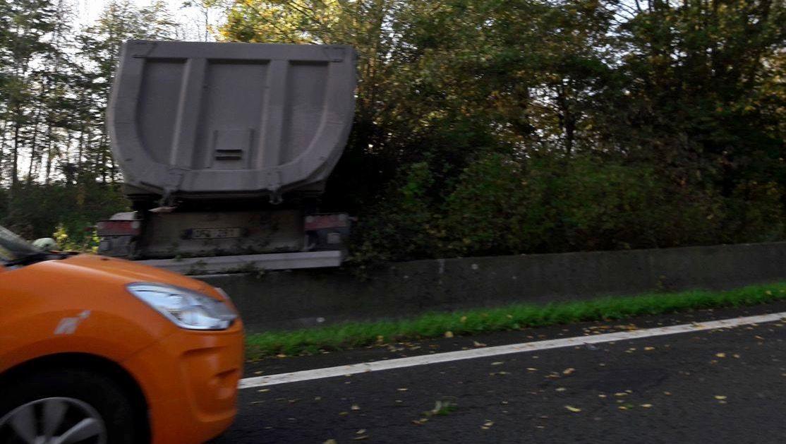 Un camion en fâcheuse posture sur l’autoroute E42 à hauteur de Péruwelz