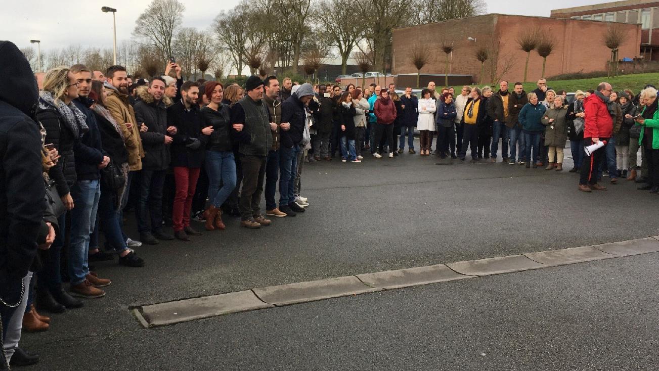 Le personnel du centre Les Marronniers réuni pour protester contre la direction