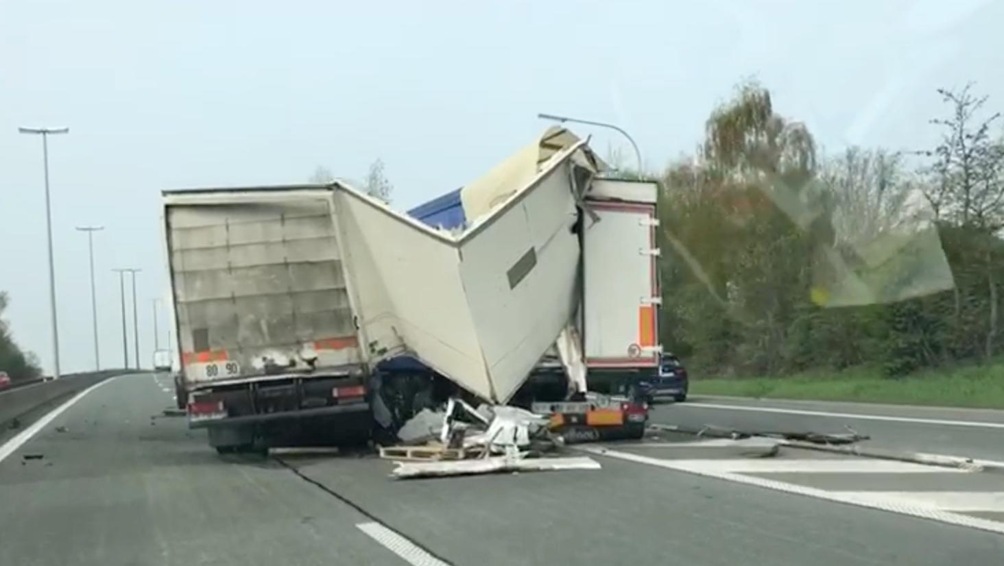 Spectaculaire accident entre deux poids lourds sur l’A8, à hauteur de Lessines