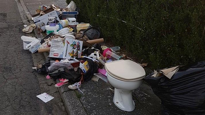Des encombrants envahissent le trottoir