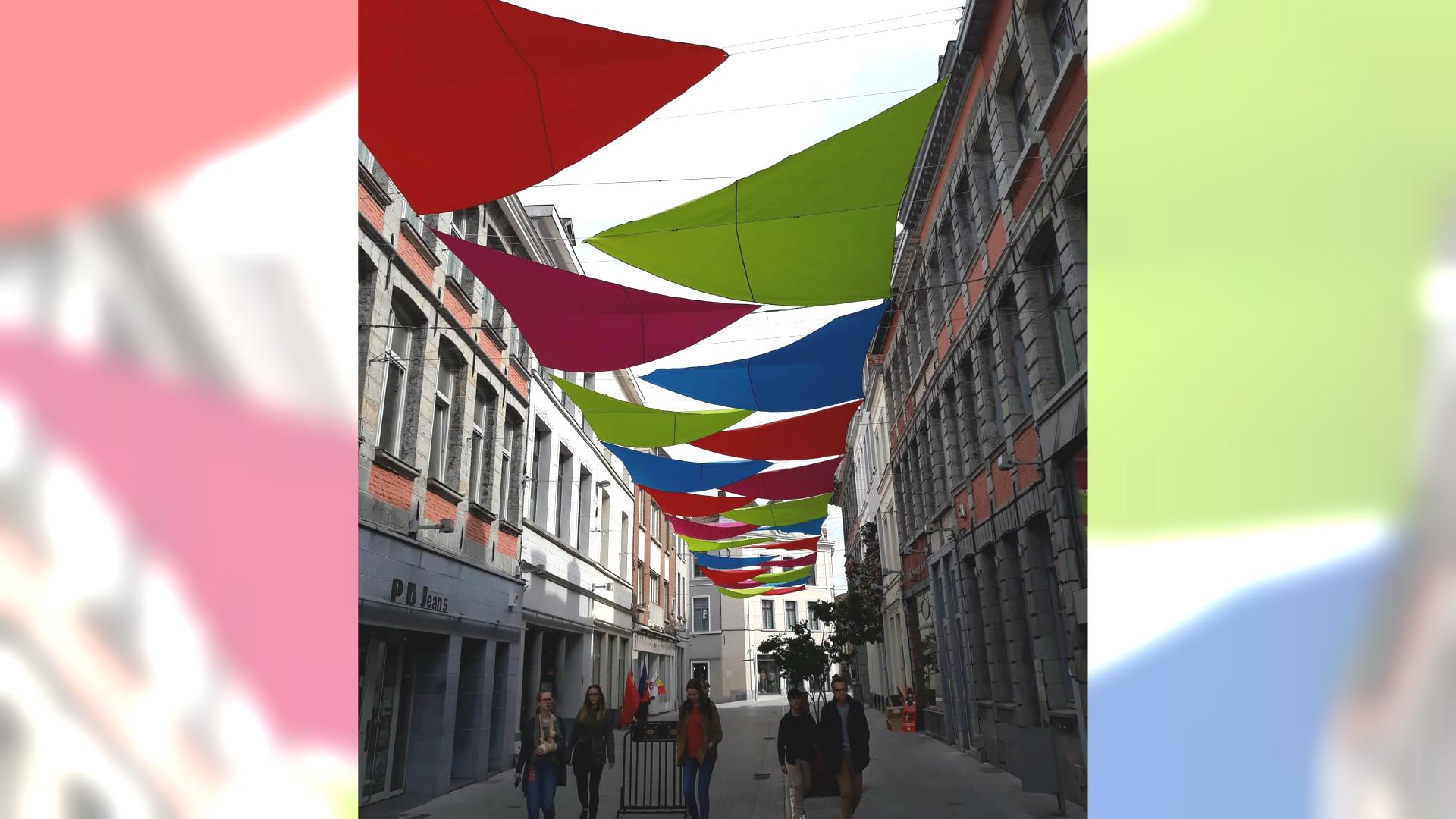 Des voiles colorées pour embellir le piétonnier