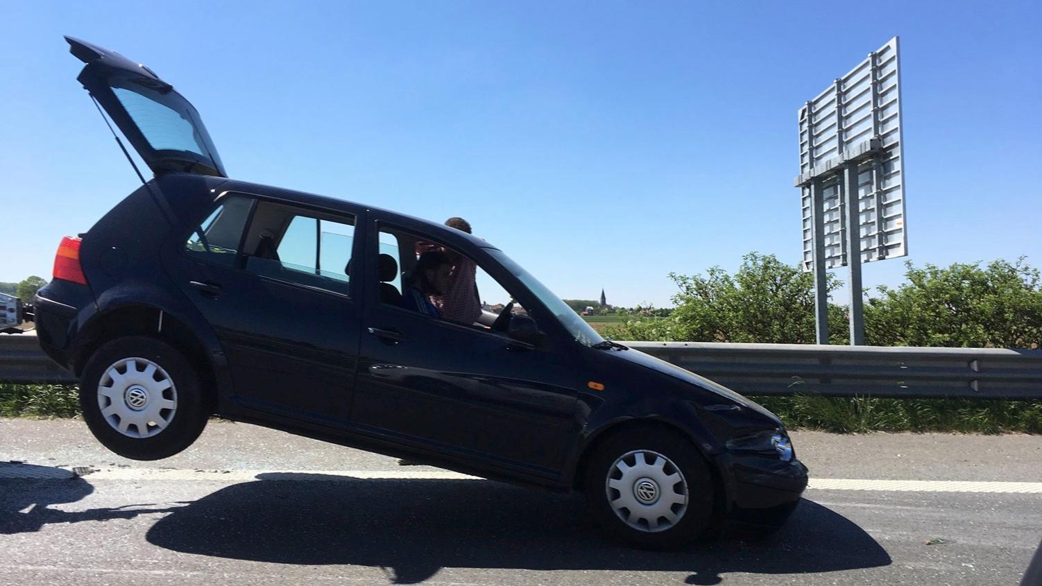 Une voiture fait un tête-à-queue sur l’A17 Mouscron-Tournai
