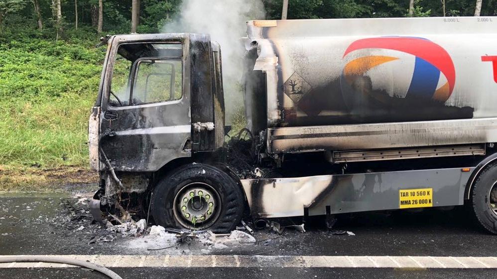 Un camion de mazout en feu sur l'E42