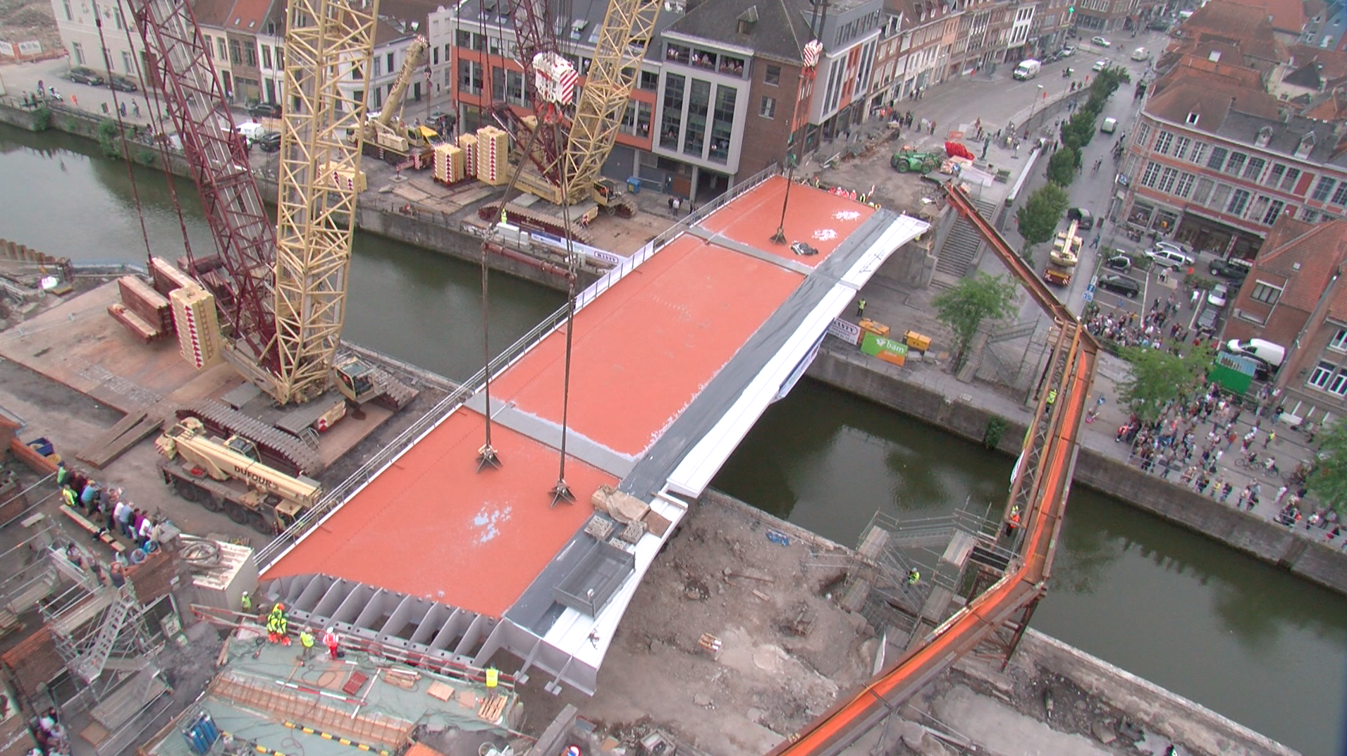Un ouvrier tombe à l'eau sur le chantier du pont-à-Ponts