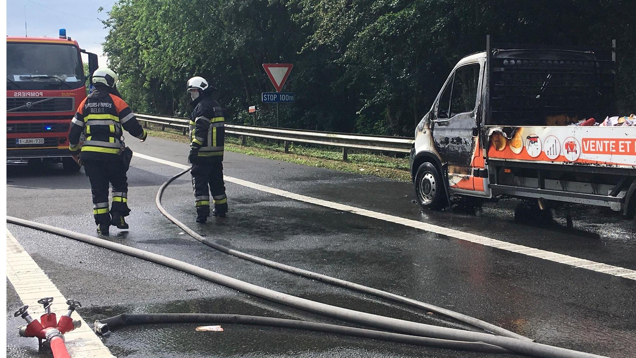 Une camionnette en feu sur la E42 à la sortie Blaton
