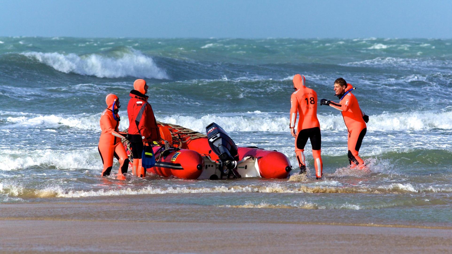 Deux enfants emmenés à l’hôpital après avoir été sauvés en mer