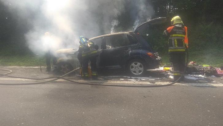 Une voiture prend feu sur la E42