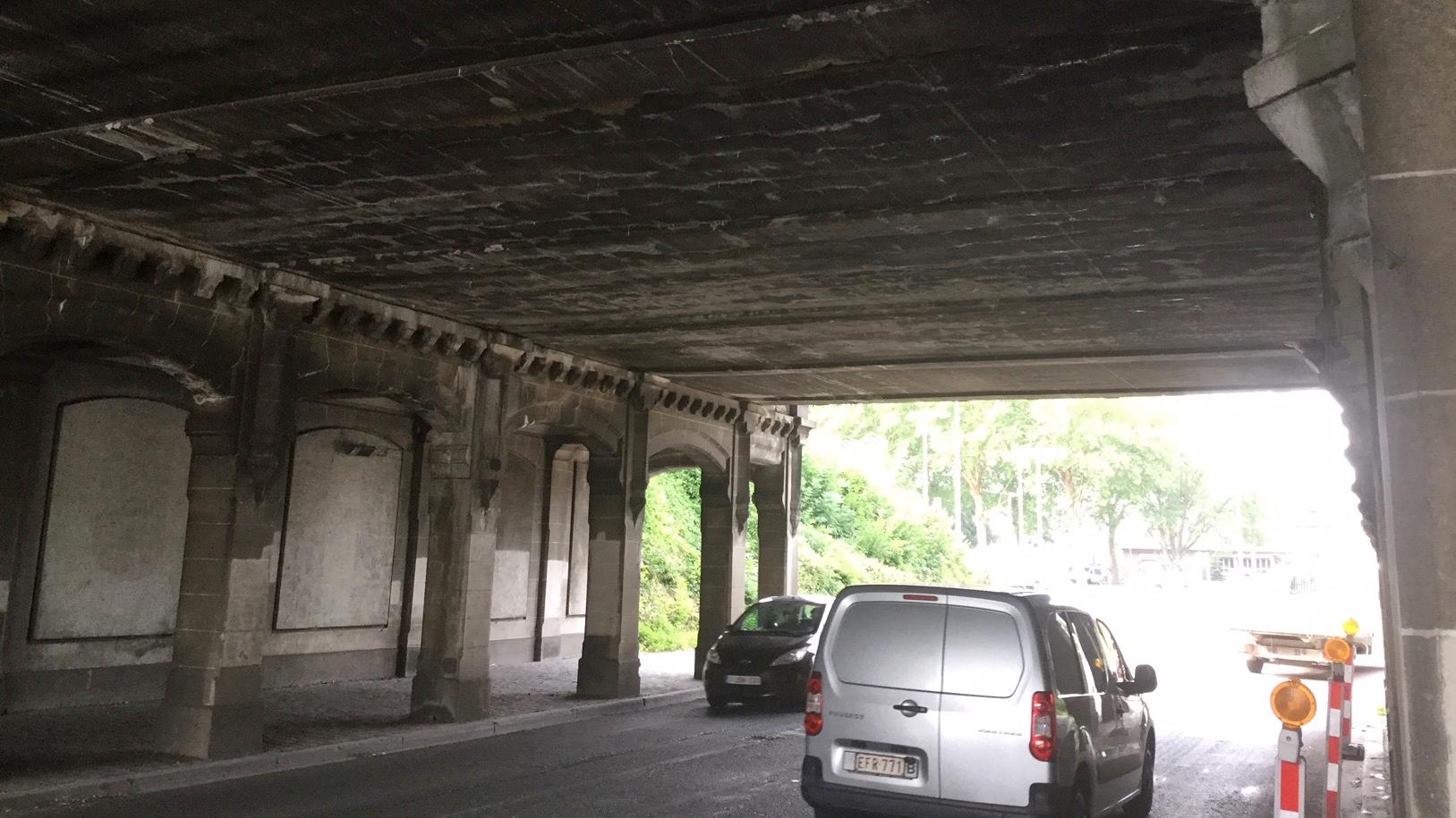 Des coulées blanchâtres s’écoulent du pont à la rue du Viaduc