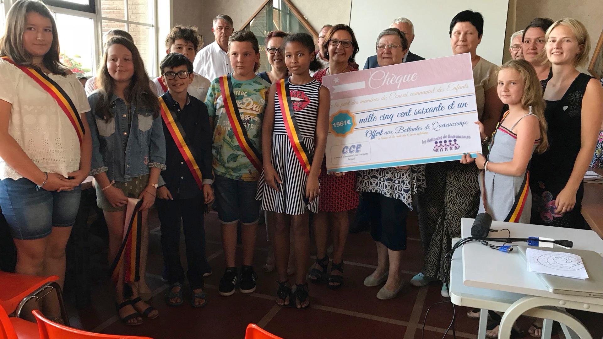 Un chèque de 1.561 euros remis par les enfants aux Battantes de Quevaucamps