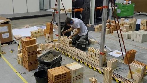 Un jeune maçon régional à Sao Paulo