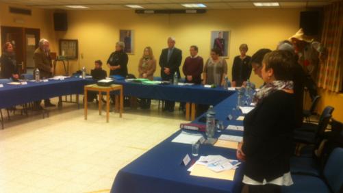 Une minute de silence au conseil pour les victimes des attentats