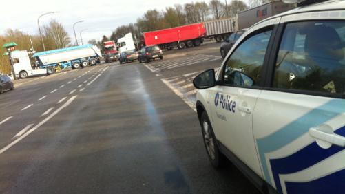 La police contrôle le dernier barrage (RN50)