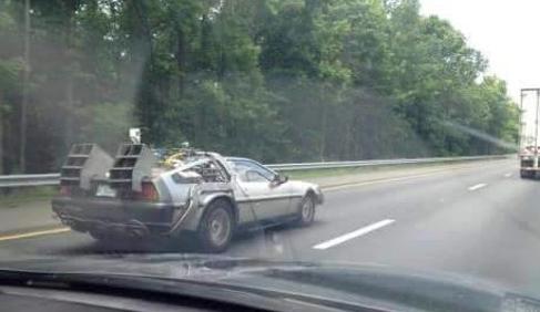 La Delorean arrive dans le futur
