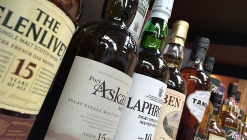 Un an après la hausse des accises , les vendeurs d'alcool frontaliers trinquent
